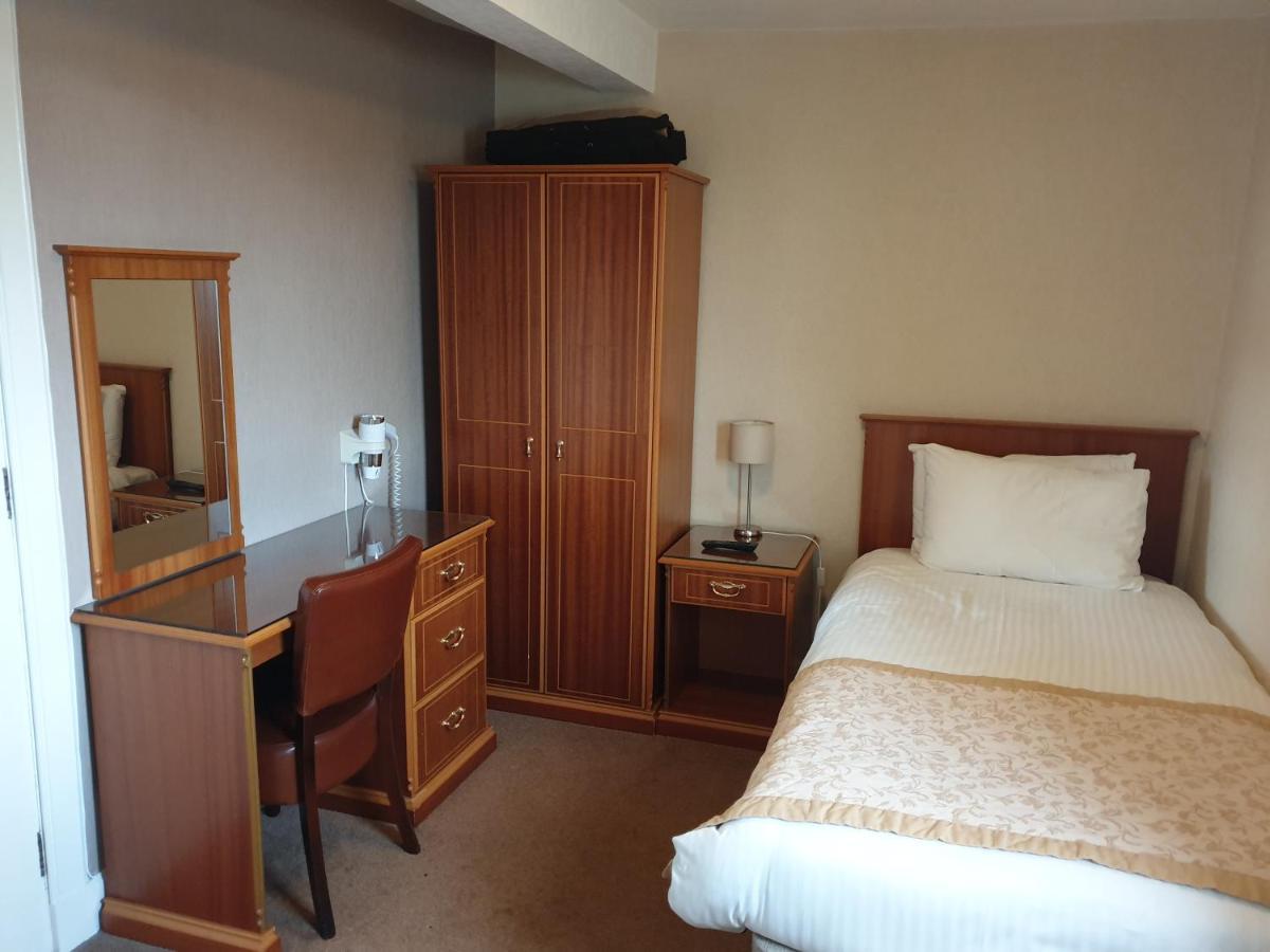 Commercial Hotel Олнес Екстериор снимка