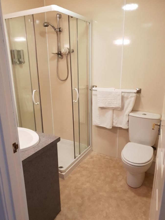 Commercial Hotel Олнес Екстериор снимка