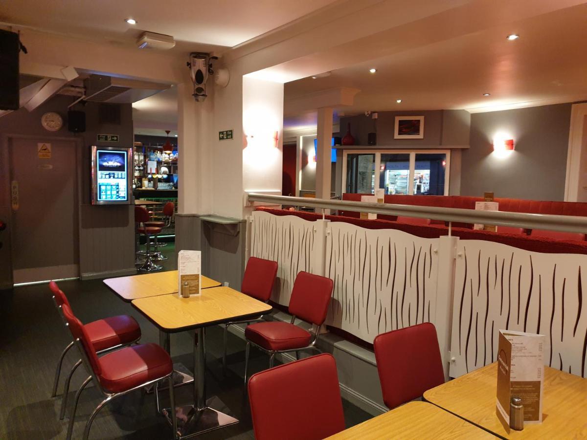 Commercial Hotel Олнес Екстериор снимка