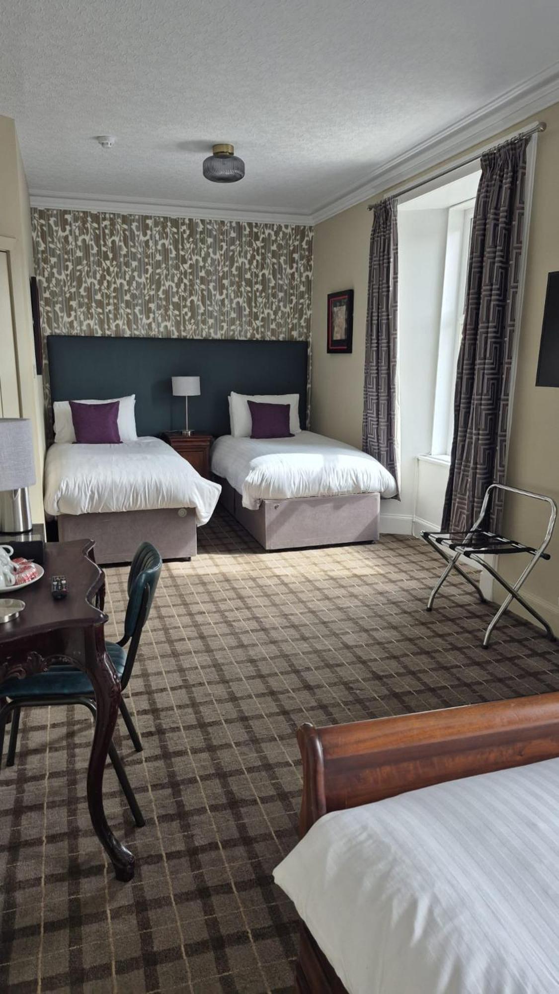 Commercial Hotel Олнес Екстериор снимка