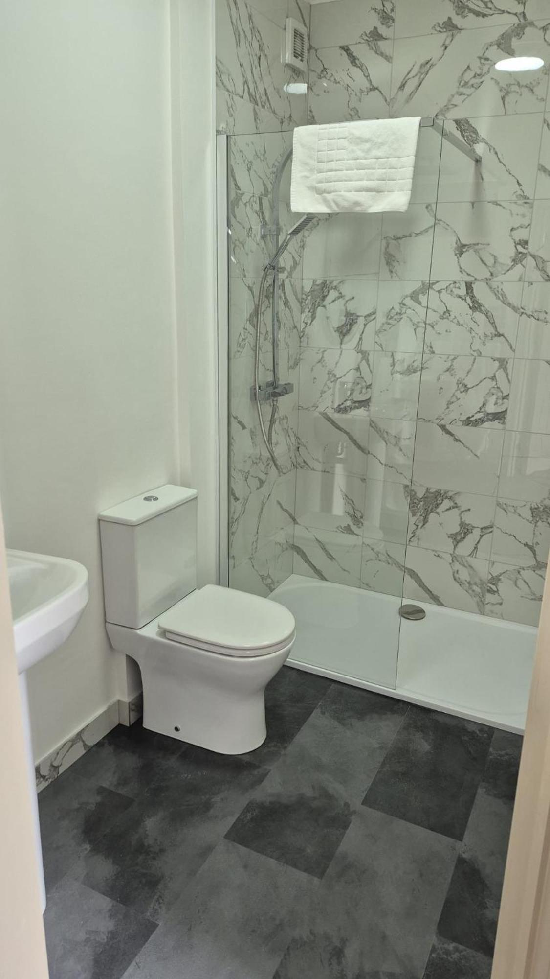 Commercial Hotel Олнес Екстериор снимка